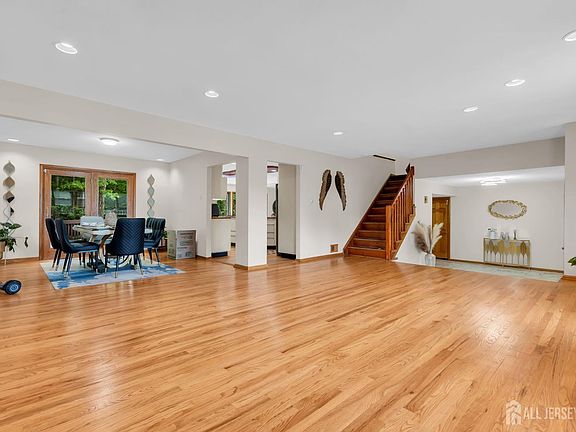 5th image of 16 Woodmere Rd