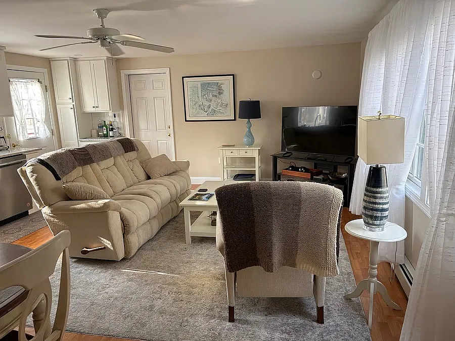 1 bed, 870 sqft, $2,450 — Photo 3