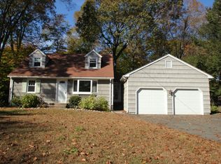 492 Winnepoge Dr, Fairfield, CT 06825