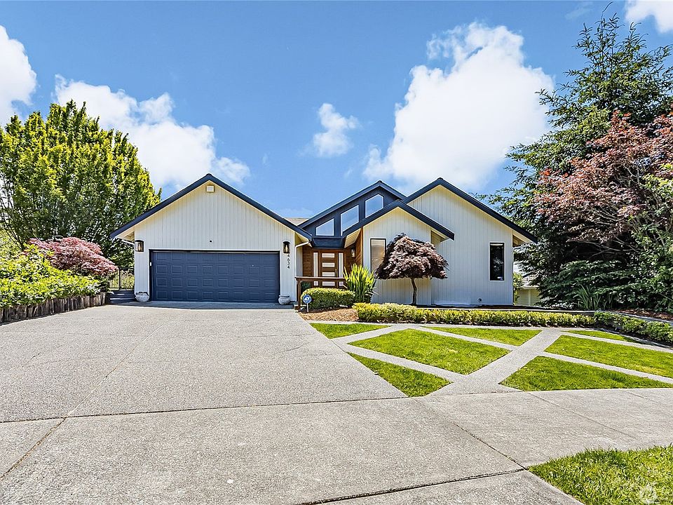 Welcome to your new rental home located at 4634 Lighthouse Dr NE Tacoma, in the lovely Harbor Ridge neighborhood of Browns Point