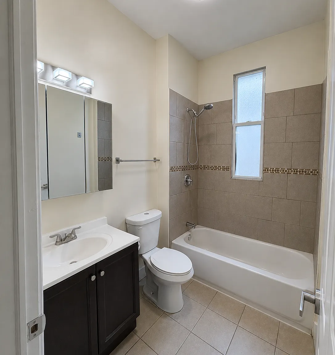 3 bed, 1100 sqft, $1,900 — Photo 3