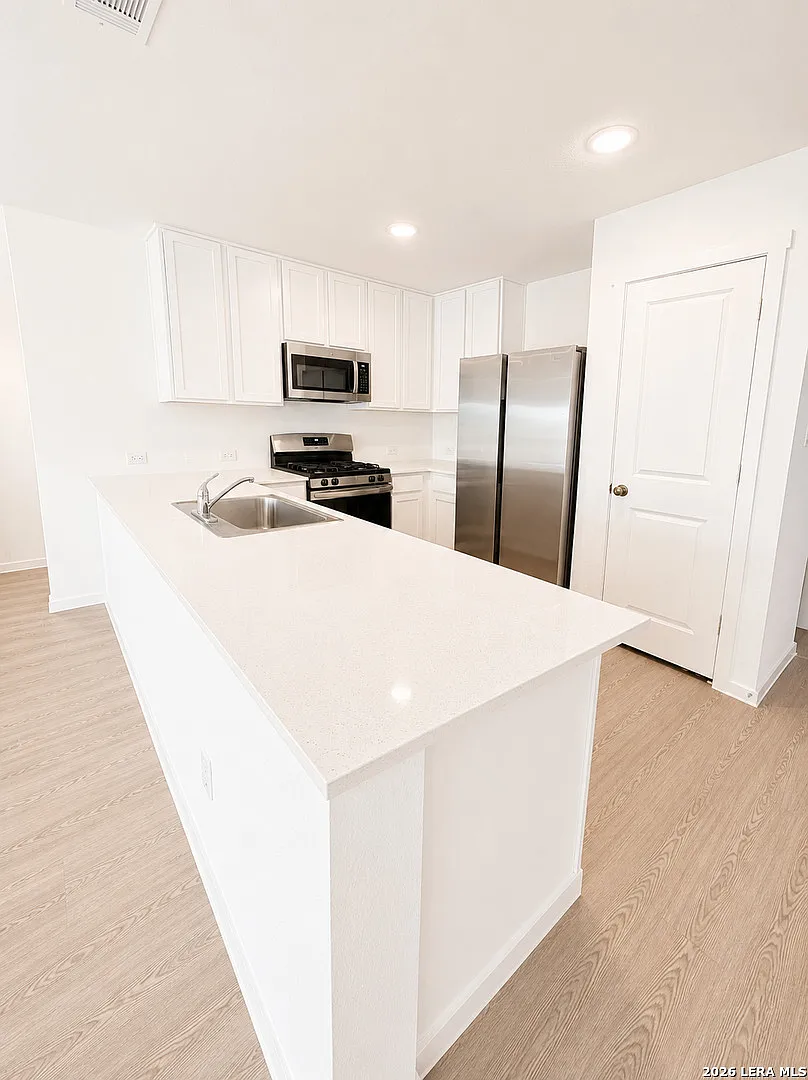 4 bed, 2.5 bath, 1692 sqft, $1,850 — Photo 3