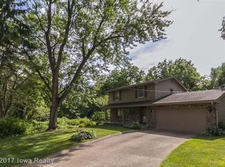 1910 66th St, Windsor Heights, IA 50324