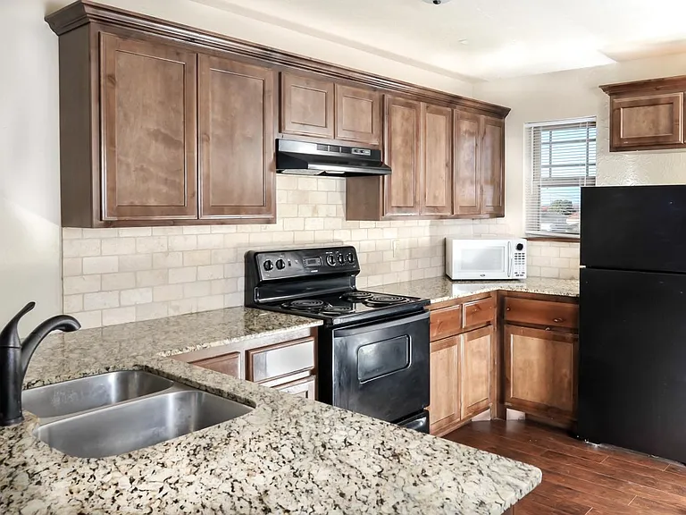 119 E St — Photo 2