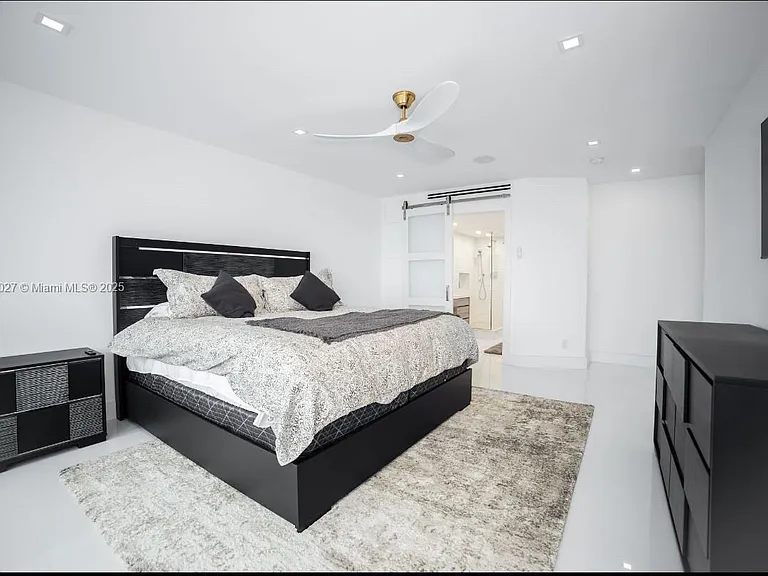 5600 Collins Ave #14K — Photo 8