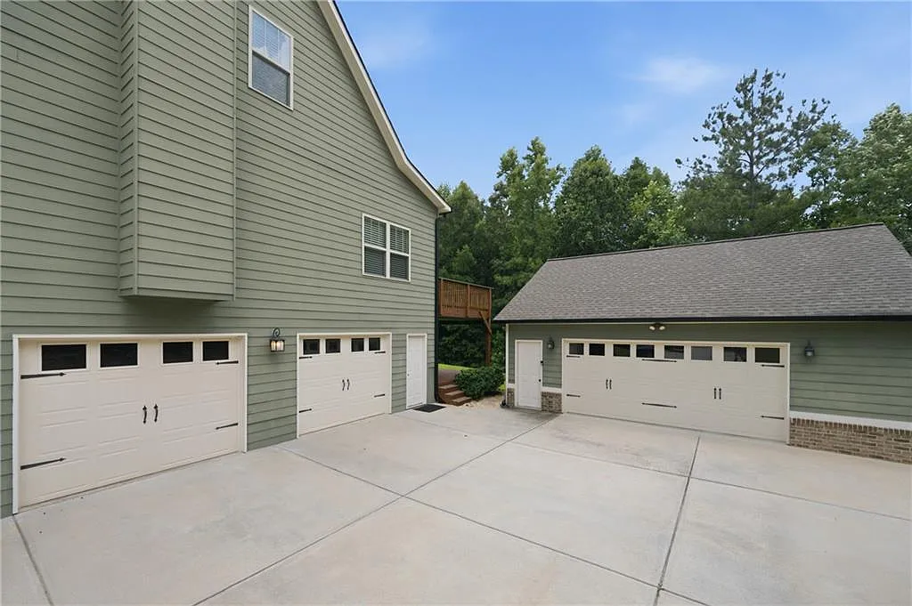4 bed, 3.5 bath, 2322 sqft, $2,250 — Photo 3