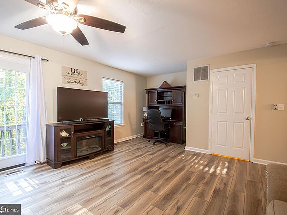 5th image of 310 Kings Crest Dr