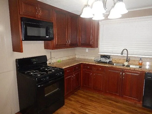 4 bed, 2.0 bath, 1400 sqft, $1,795 — Photo 4