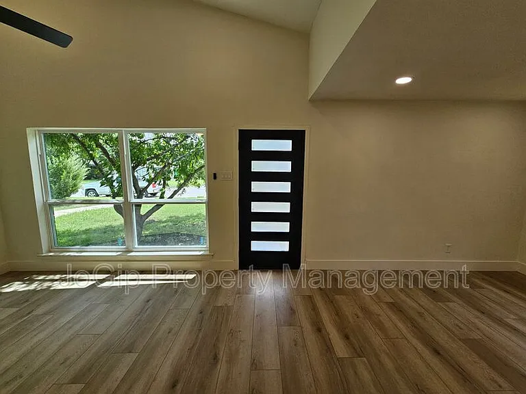 1725 R Ave — Photo 2