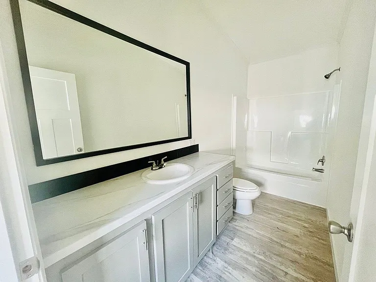 Dwelling at New Braunfels — Photo 16