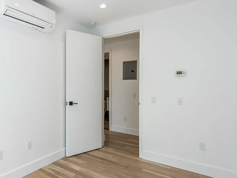 4 N Henry #3B — Photo 25
