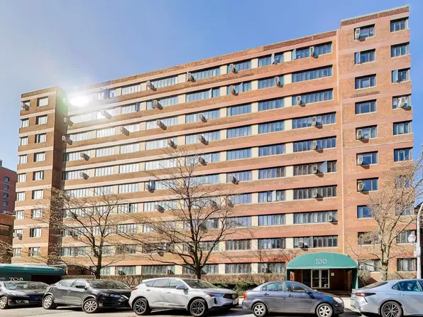 700 W Bittersweet Pl APT 210, Chicago, IL 60613