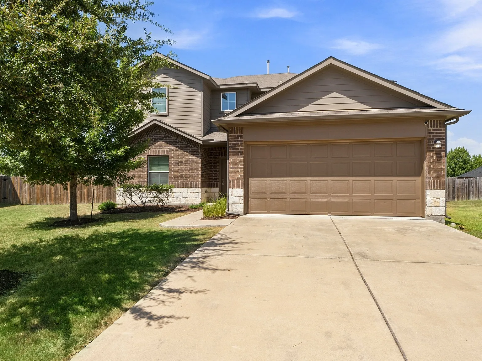 4 bed, 2.5 bath, 2600 sqft, $2,395 — Photo 2