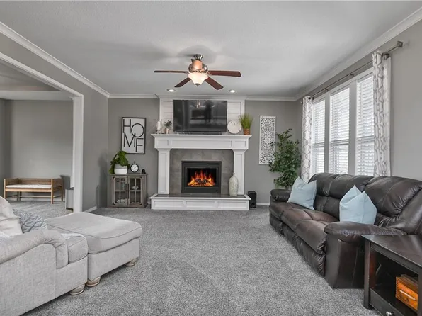 5200 Meadowsweet Ln, Shawnee, KS 66226