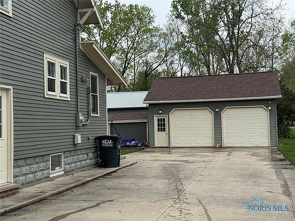 3rd image of 106 E Woodcox St