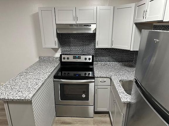 5th image of 572 Essex St APT 2C