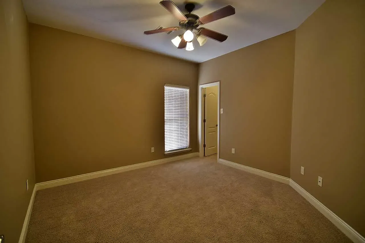 4 bed, 2275 sqft, $2,300 — Photo 4