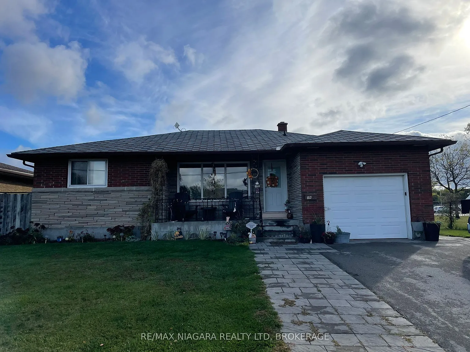 144 Wellington St photo 1