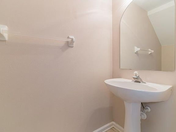 5th image of 979 Vineland Pl