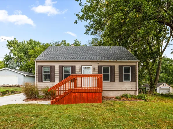 6717 Roseland Dr, Urbandale, IA 50322