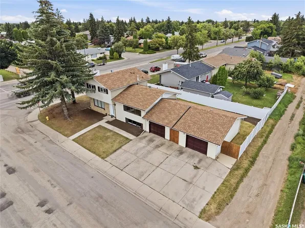 702 McKercher DRIVE, Saskatoon, SK S7H 3W7