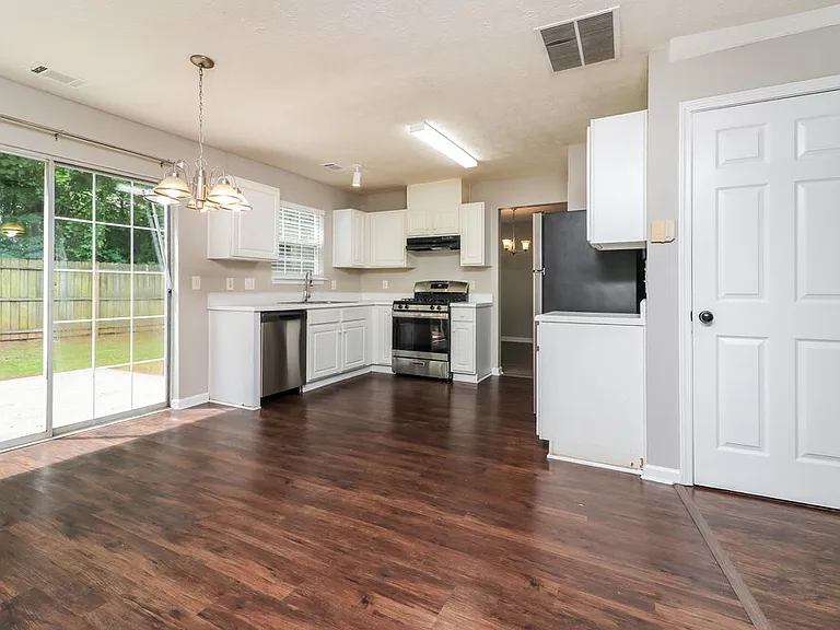 1240 Chris Lake Dr — Photo 10