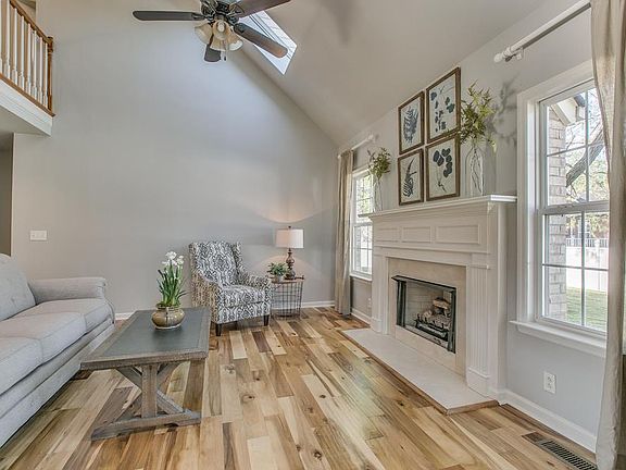 5th image of 718 Shady Grove Dr