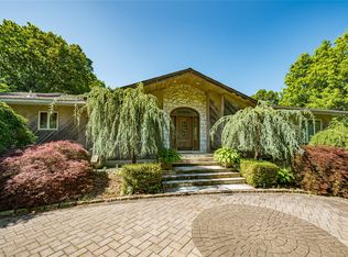22 Penn Dr, Dix Hills, NY 11746