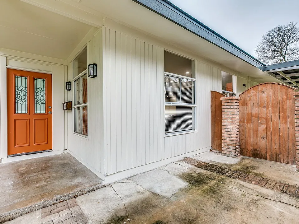 511 E Hathaway Dr