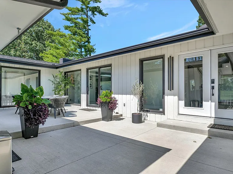 102 Greencroft Dr — Photo 2