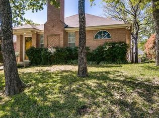 502 E Ash Ln, Euless, TX 76039