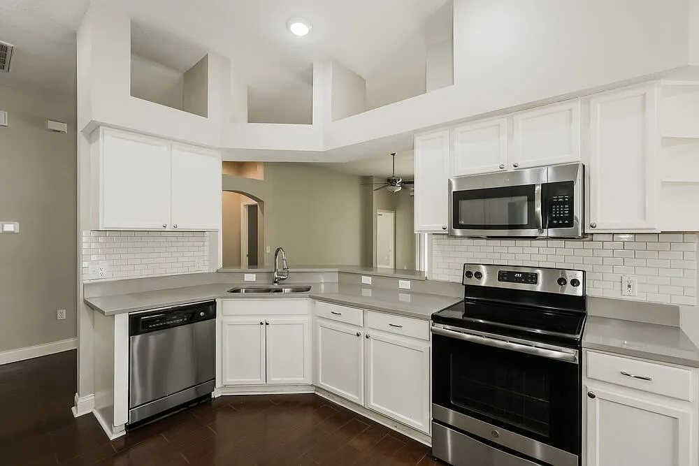 4 bed, 2.0 bath, 1888 sqft, $2,160 — Photo 4