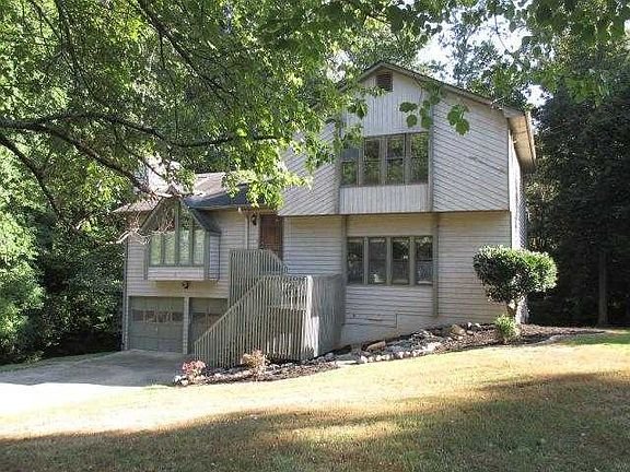 LARGE FRONT AND BACK YARDS