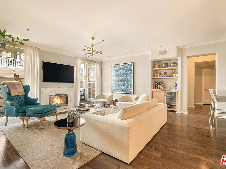 930 N Doheny Dr #103 — Photo 2