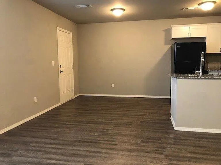 600 SW Loudon Dr #1 — Photo 4