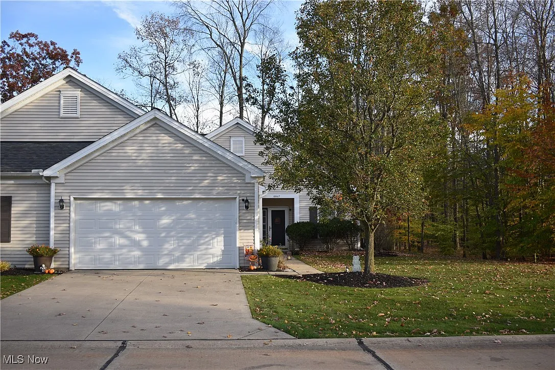 10667 Crossings Dr photo 1