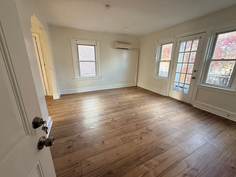 1st image of 212 W 35th St Floor 2