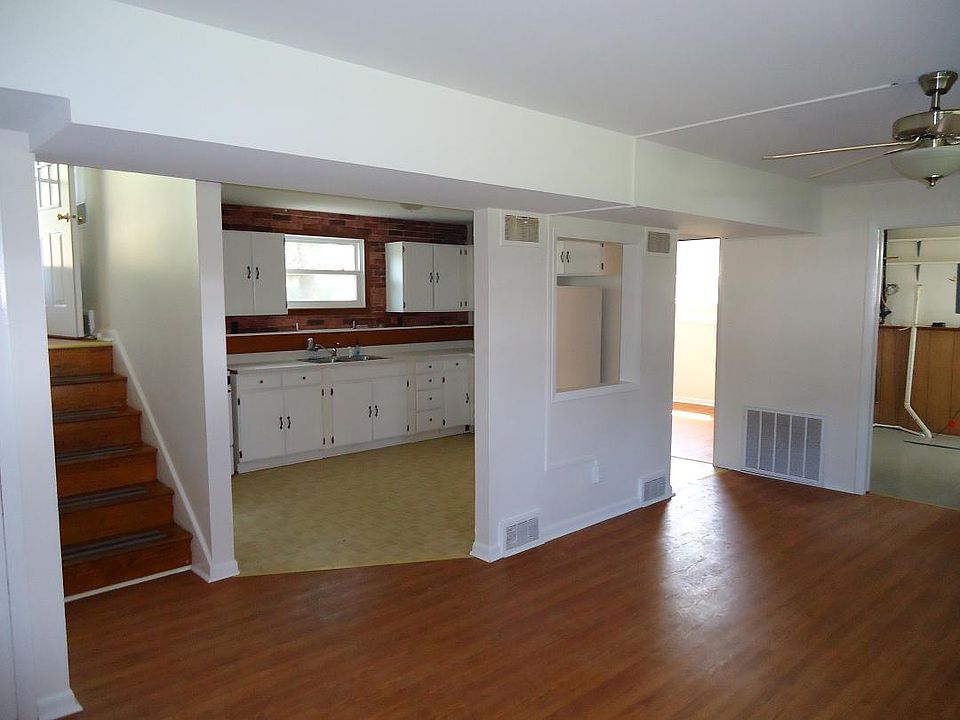 2nd image of 209 W Knights Rd