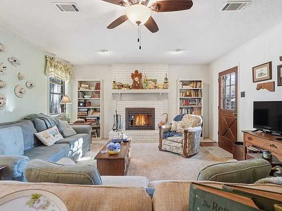 3rd image of 2 Pin Oak Dr