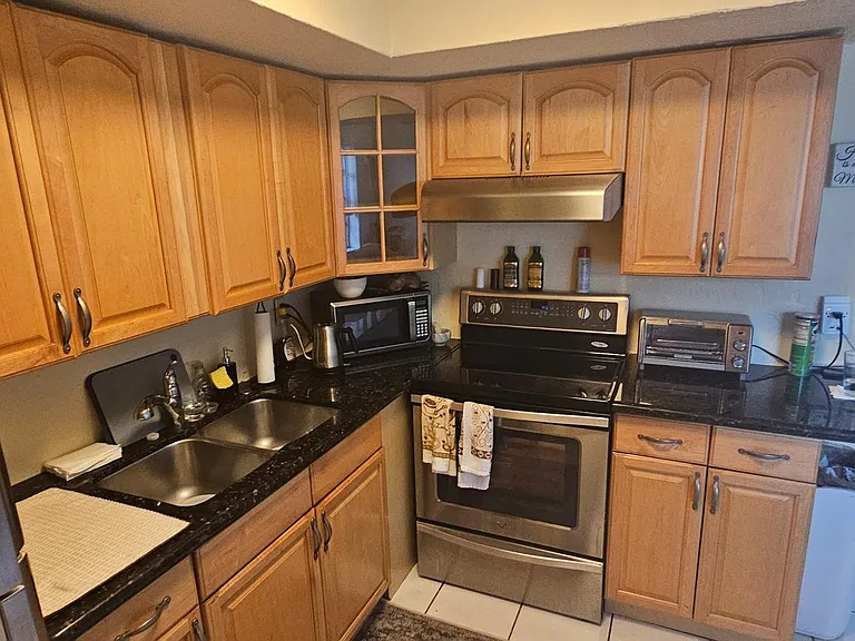 321 SE 12th Ave #2 — Photo 6