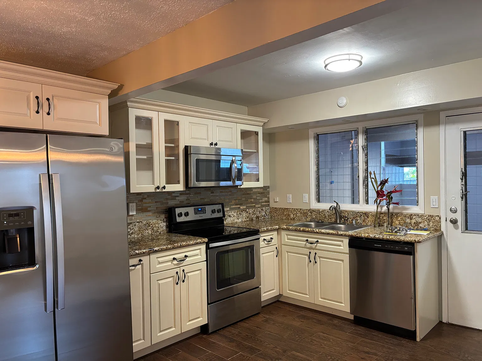 4 bed, 2.5 bath, 1386 sqft, $4,300 — Photo 3