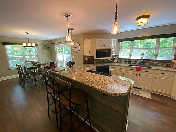 3rd image of 6911 Live Oaks Ln