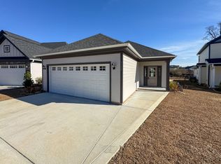 1137 Meadow Creek Rd, Fayetteville, NC 28304