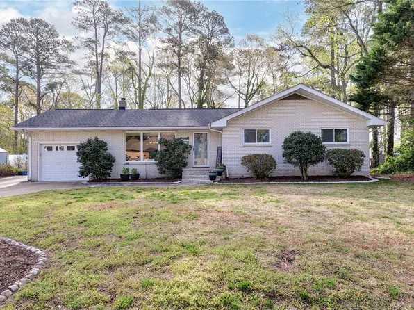 6 Hansom Dr, Poquoson, VA 23662