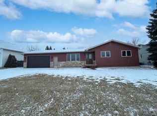 304 28th St NW, Minot, ND 58703