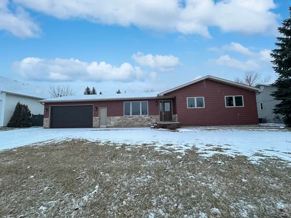 304 28th St NW, Minot, ND 58703