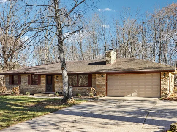 W207N6838 Flora DRIVE, Menomonee Falls, WI 53051