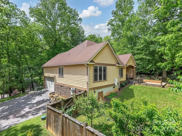 4 Alsatian Ln, Asheville, NC 28805