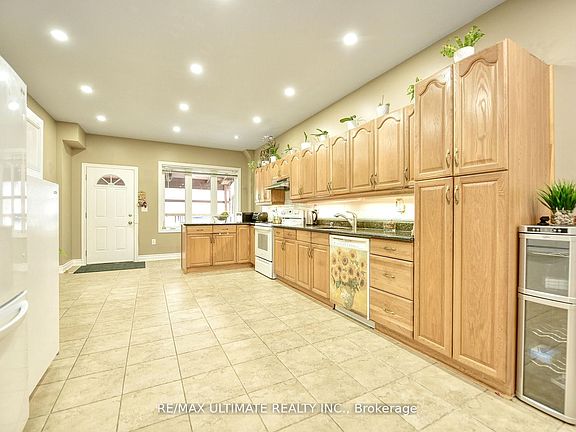 5th image of 227 Earlscourt Ave