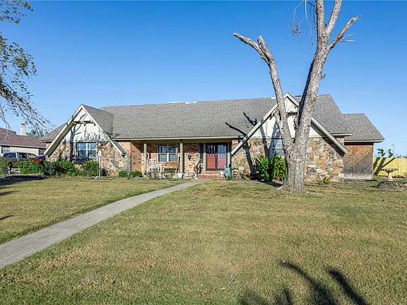 2nd image of 815 S Chateau Dr